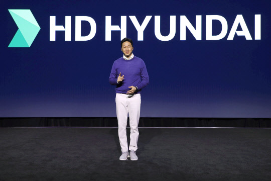 정기선 HD현대 대표가 4일(현지시간) 미국 라스베이거스에서 열린 CES 2023 프레스 컨퍼런스에서 발표하고 있다. HD현대 제공